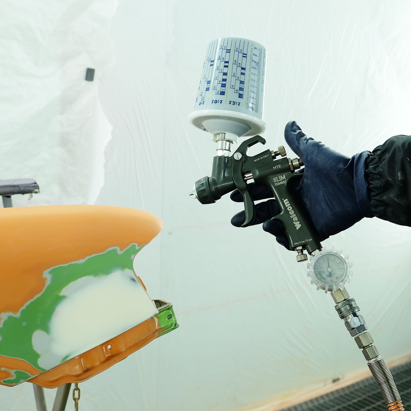 Walcom Slim Kombat HTE pintando pieza automotriz en taller profesional en Ecuador